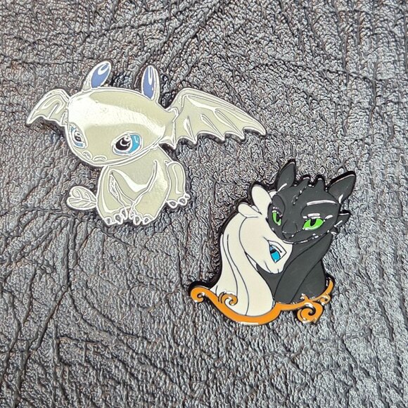 Toothless and Light Fury Pins - Picture 1 of 4